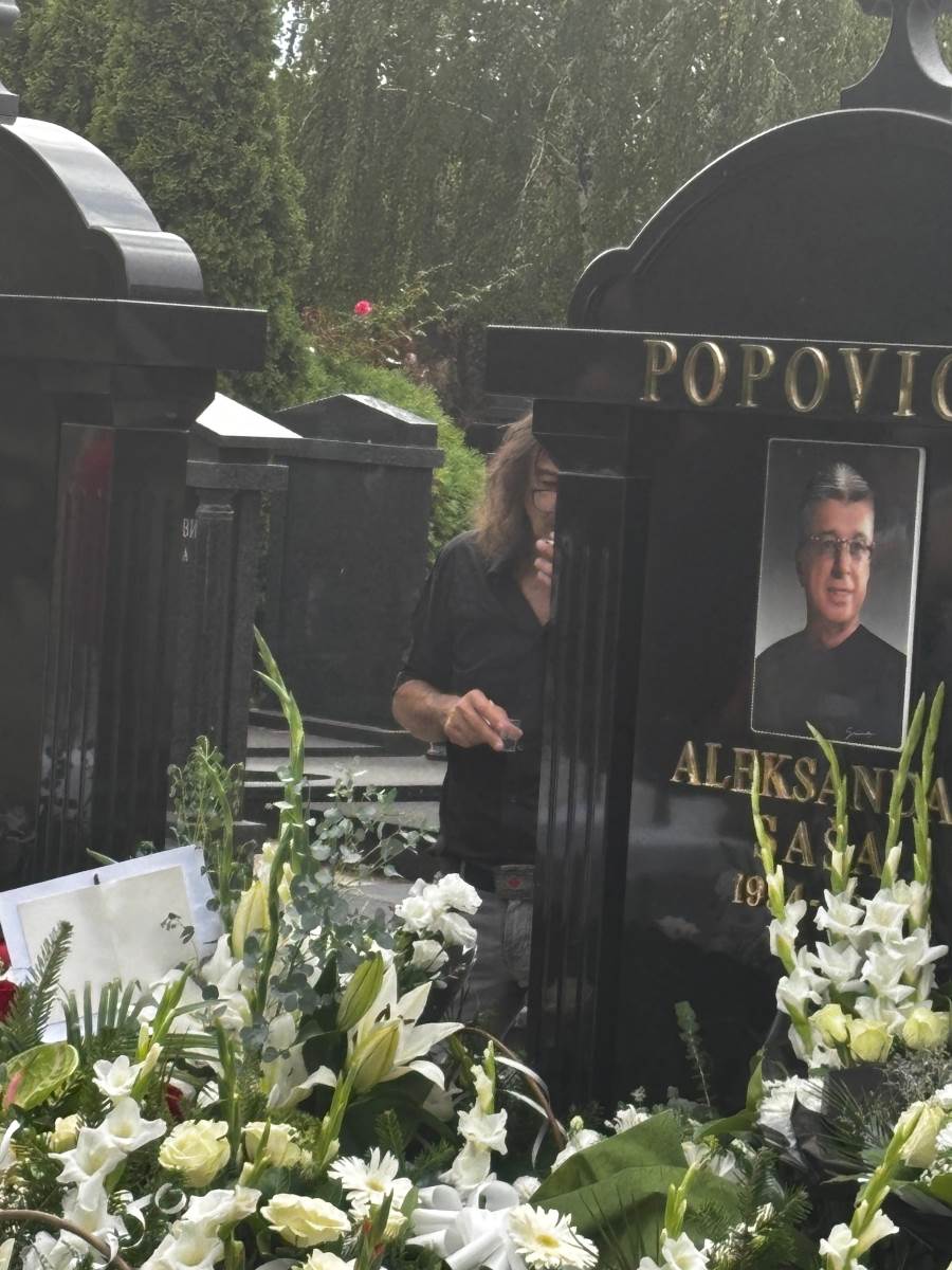 Rale stoji sam pored groba i pije (1).jpg