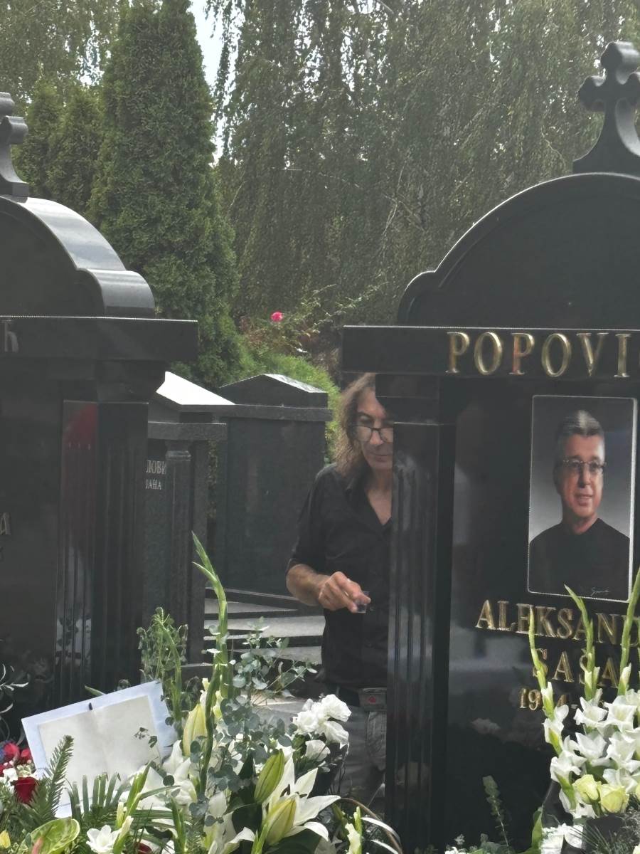 Rale stoji sam pored groba i pije (2).jpg