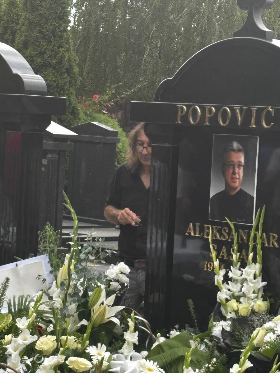 Rale stoji sam pored groba i pije (3).jpg