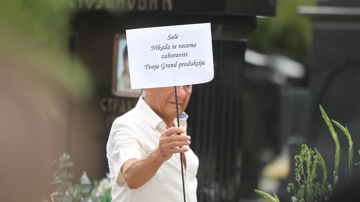 Čovek ostavio potresnu poruku na grobu (2).jpg