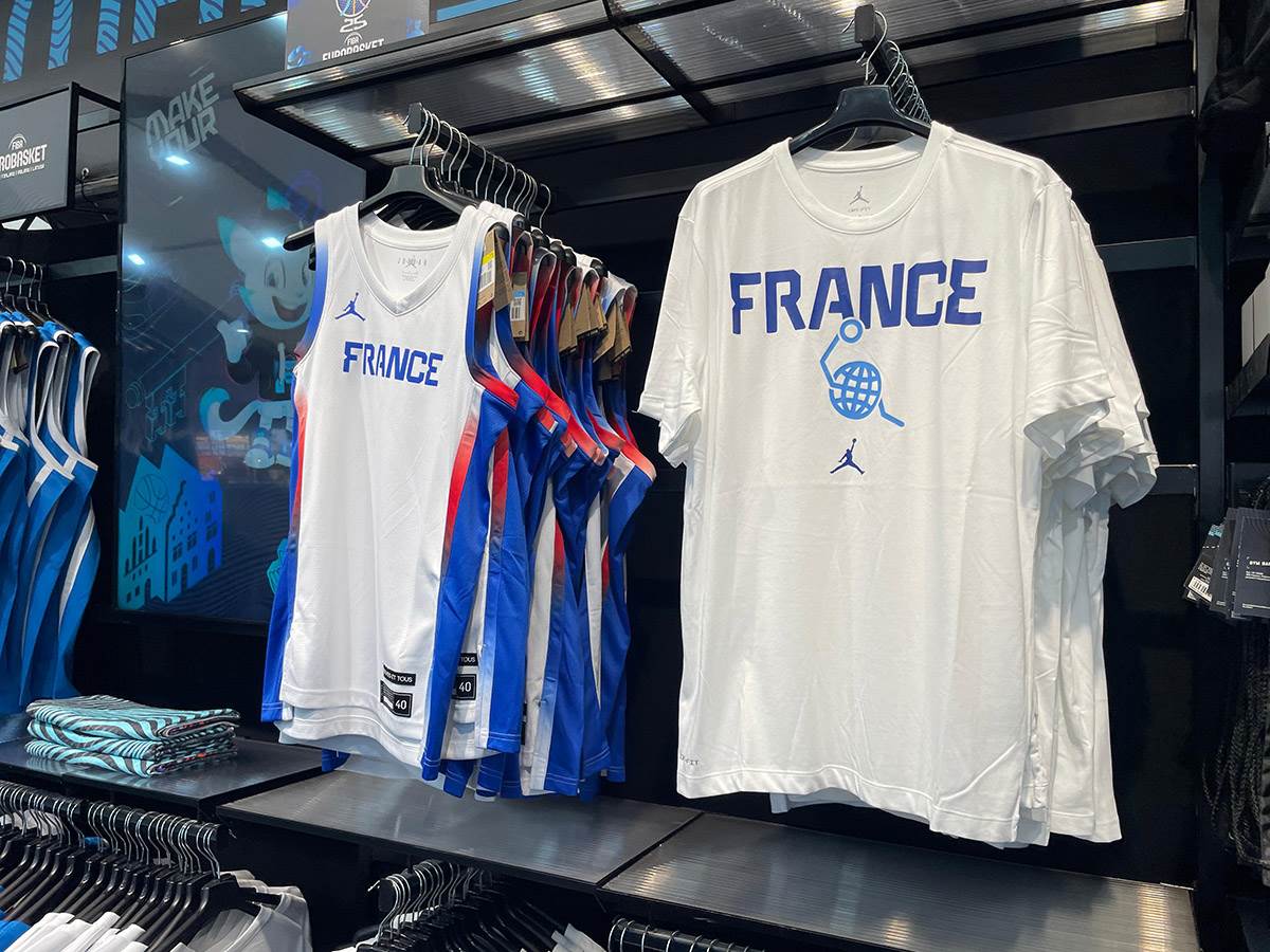 Zvanična prodavnica na Eurobasketu (22).jpg