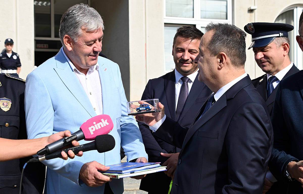 Ministar Dacic-Osnovna skola-Zemun (3).jpg