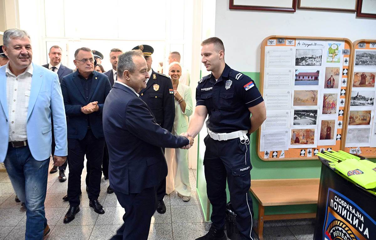 Ministar Dacic-Osnovna skola-Zemun (8).jpg