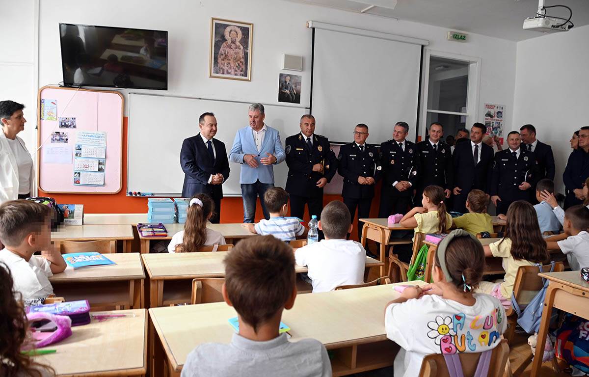 Ministar Dacic-Osnovna skola-Zemun (10).jpg