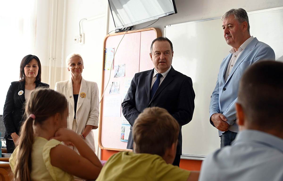 Ministar Dacic-Osnovna skola-Zemun (11).jpg