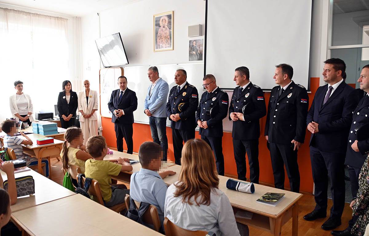 Ministar Dacic-Osnovna skola-Zemun (12).jpg