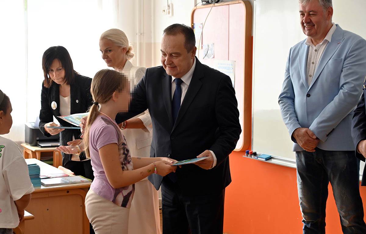 Ministar Dacic-Osnovna skola-Zemun (13).jpg