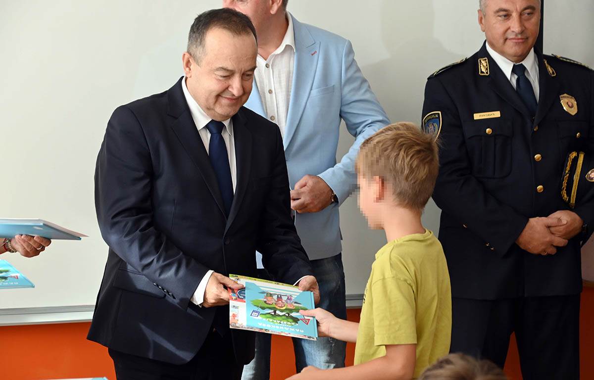 Ministar Dacic-Osnovna skola-Zemun (1).jpg