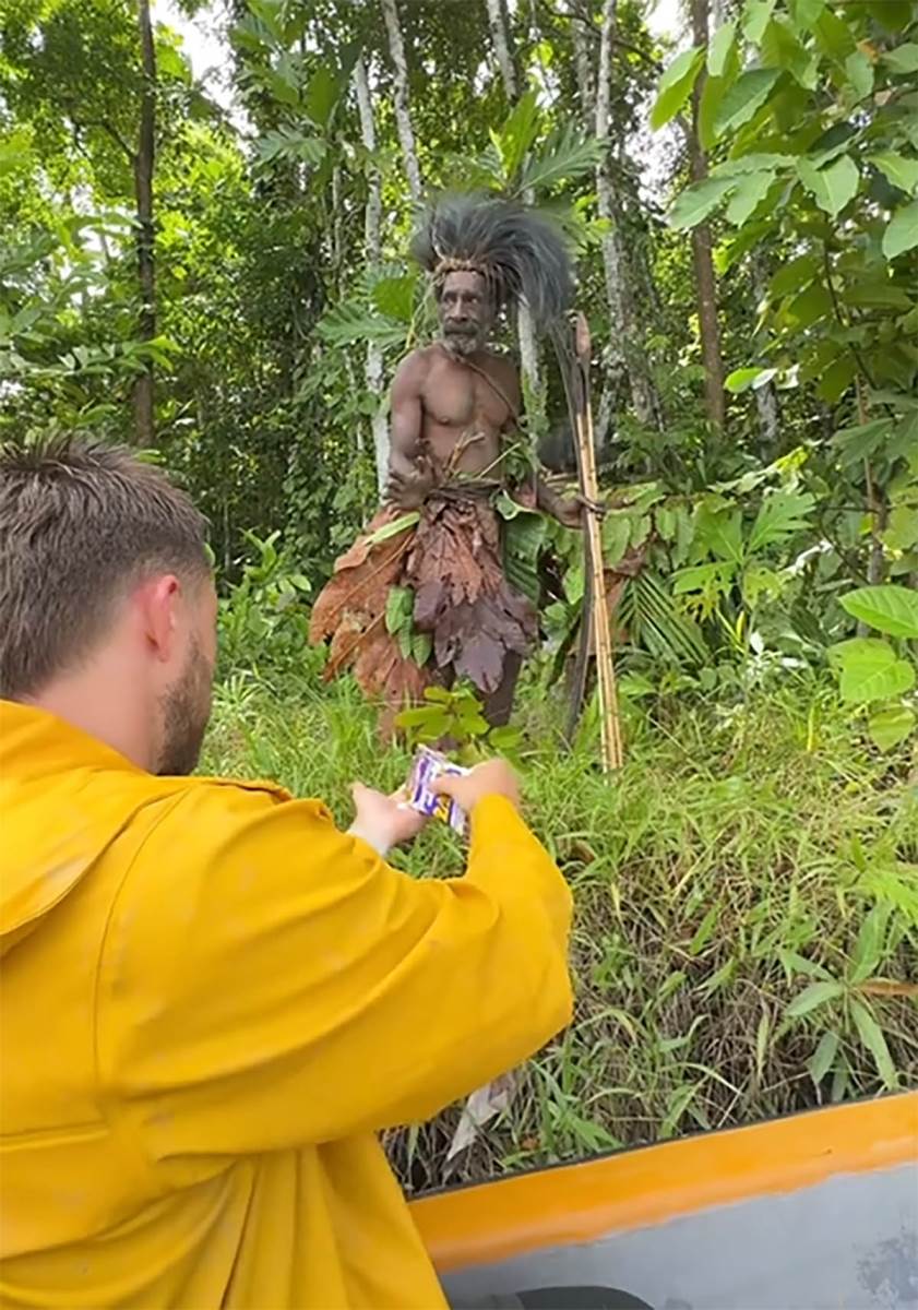 influenser prišao kanibalima (5).jpg