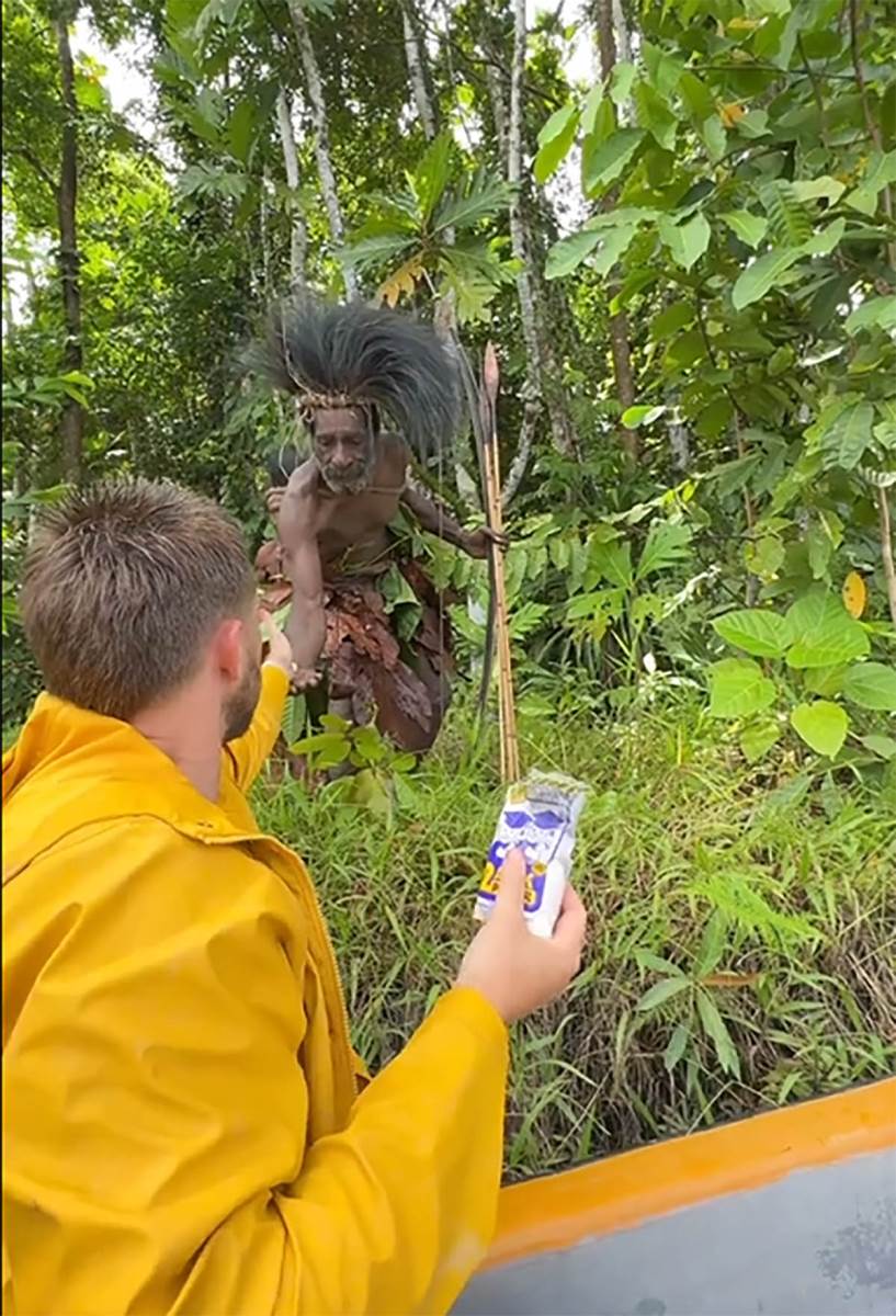 influenser prišao kanibalima (6).jpg