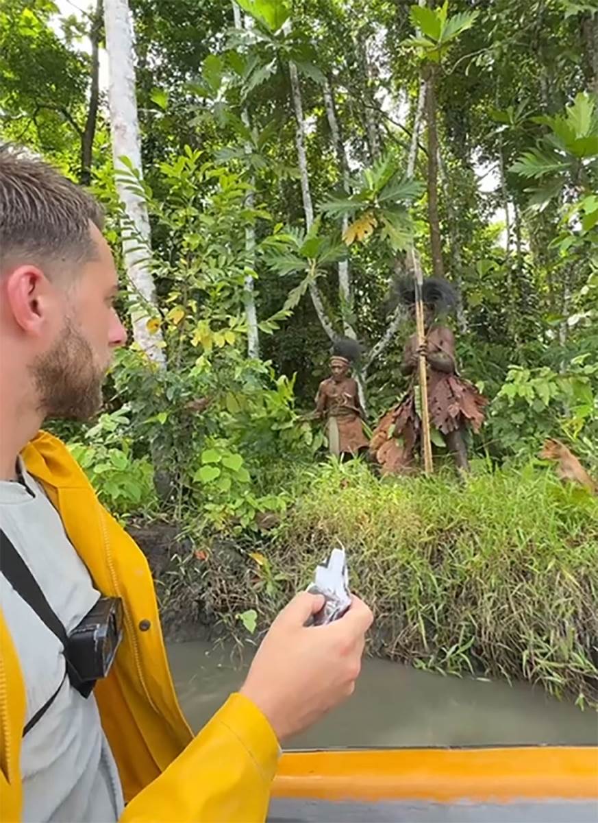 influenser prišao kanibalima (8).jpg