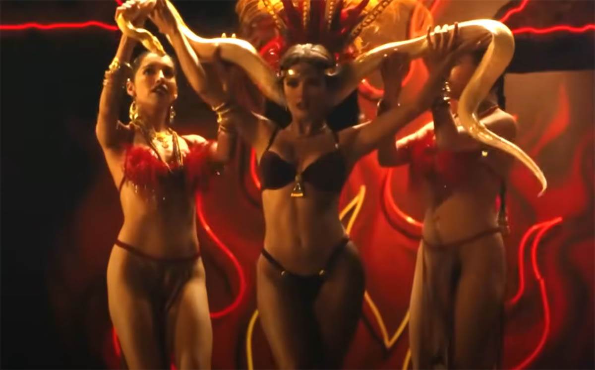 Salma Hajek u filmu Od sumraka do svitanja (5).jpg