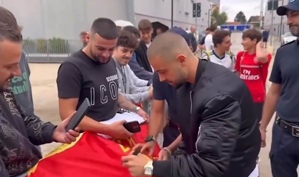 Edon Žegrova potpisuje zastavu UČK (1).jpg