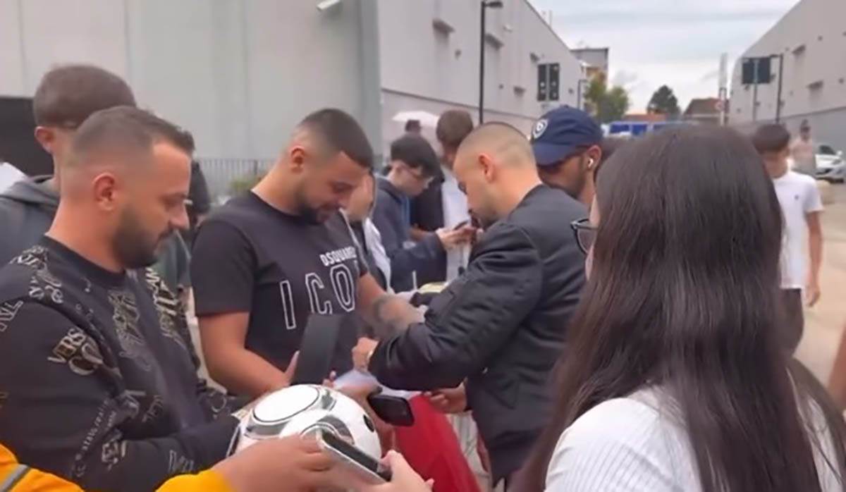 Edon Žegrova potpisuje zastavu UČK (2).jpg