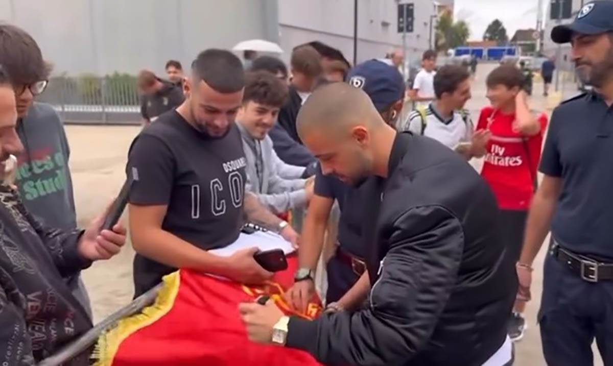 Edon Žegrova potpisuje zastavu UČK (3).jpg