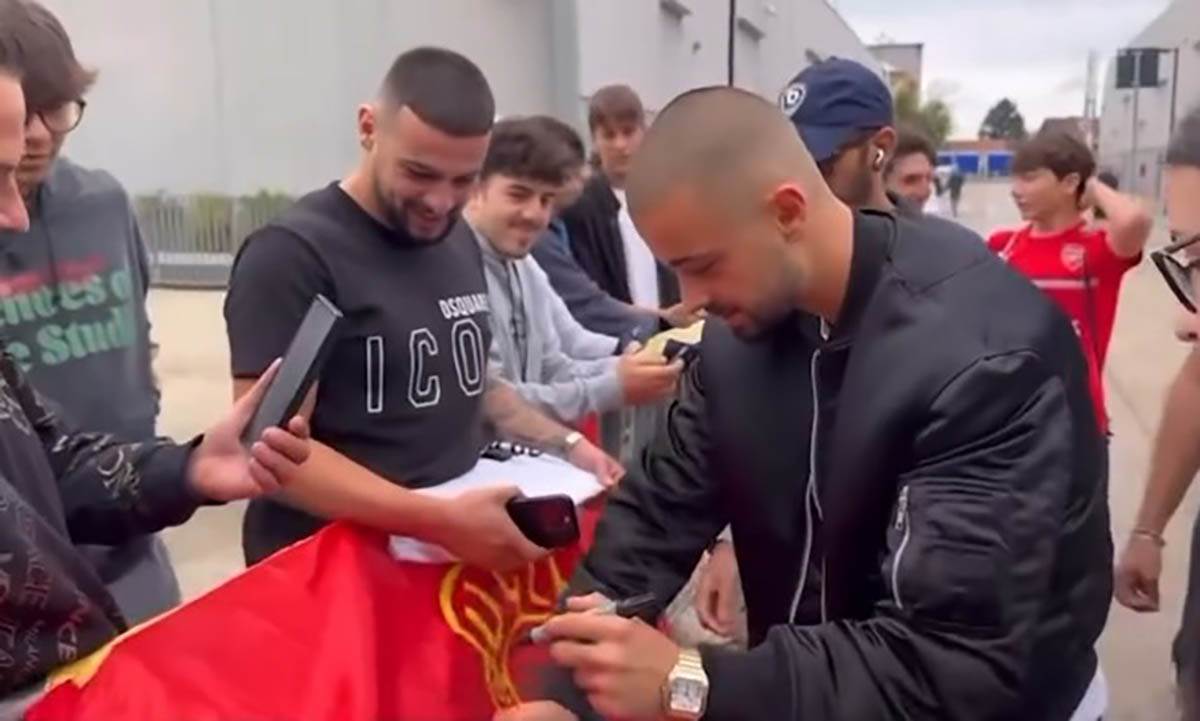 Edon Žegrova potpisuje zastavu UČK (4).jpg