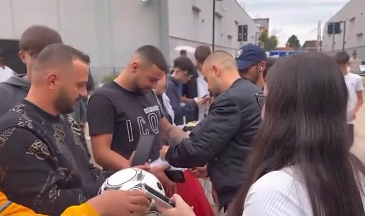 Edon Žegrova potpisuje zastavu UČK (5).jpg