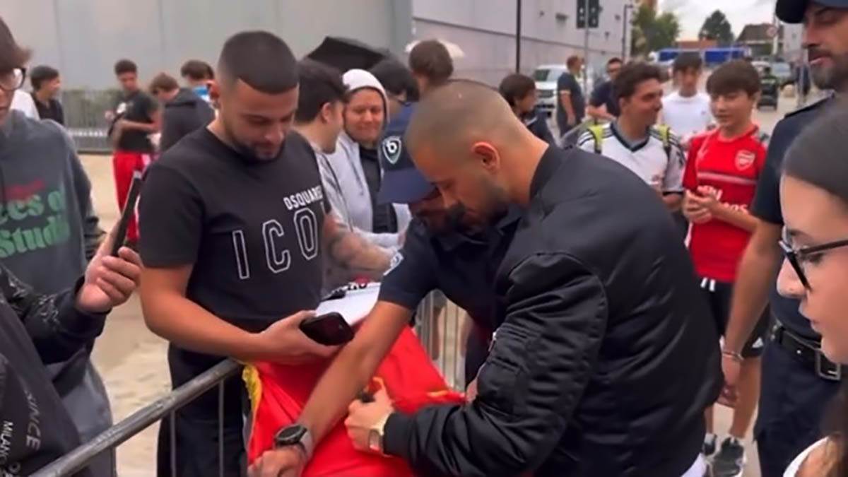 Edon Žegrova potpisuje zastavu UČK (6).jpg