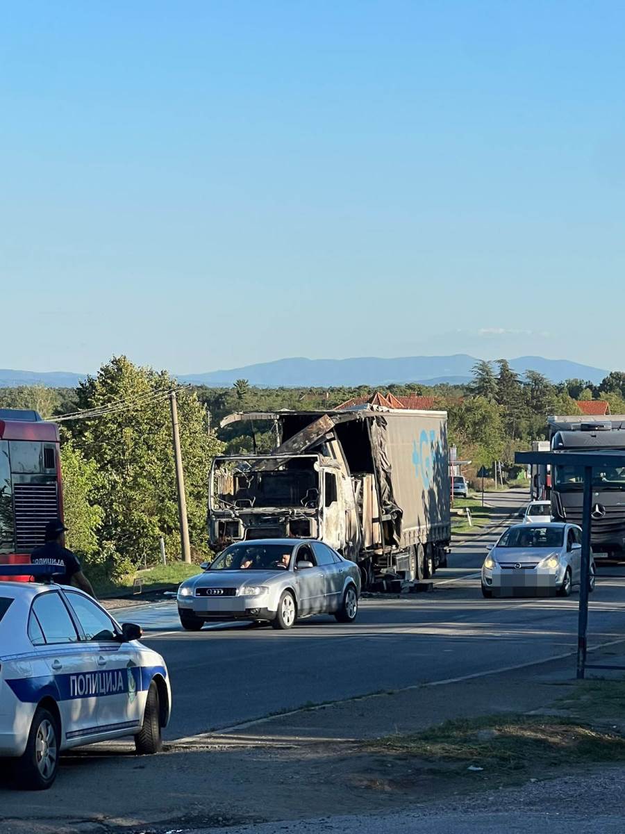 Kamion se zapalio na Ibarskoj Magistrali  (2).jpg