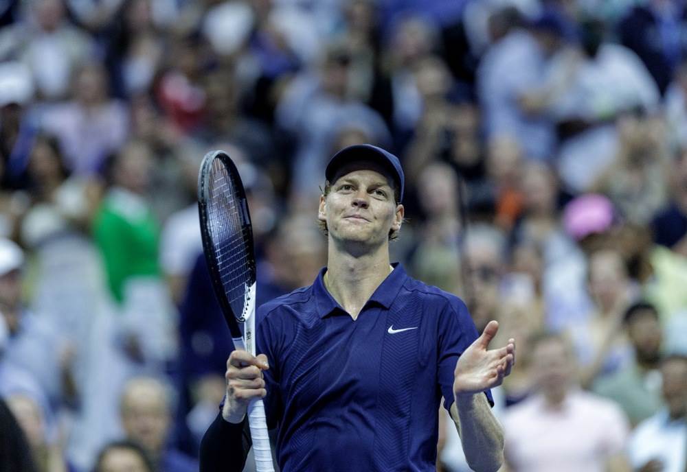 Italijanski teniser Janik Siner slavi pobedu na US openu.