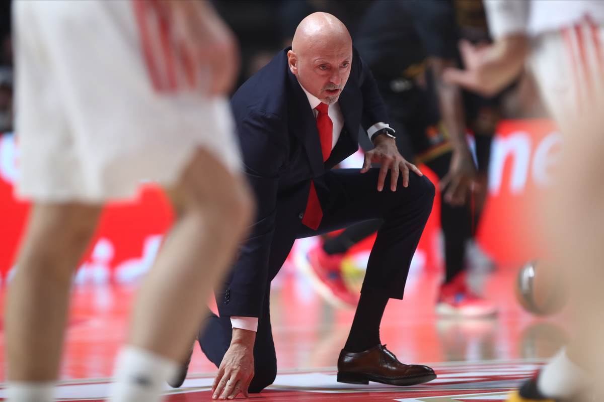 Saša Obradović ljubi grb Crvene zvezde