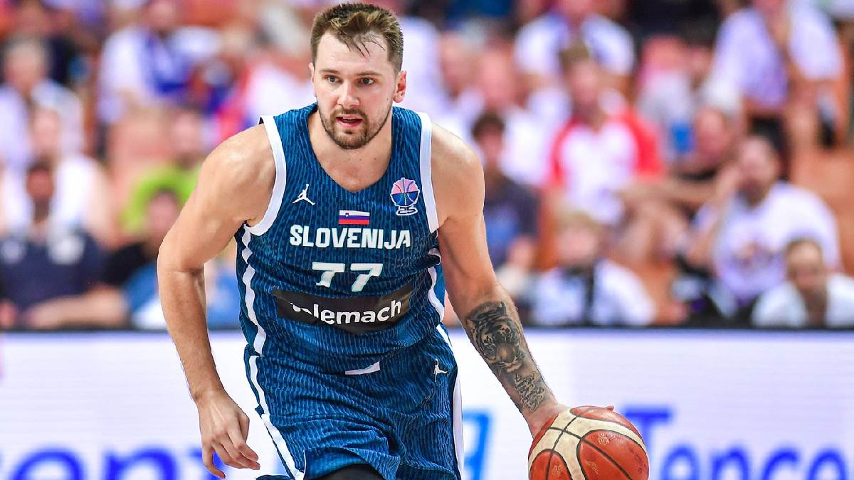 Luka Dončić vodi loptu na Eurobasketu