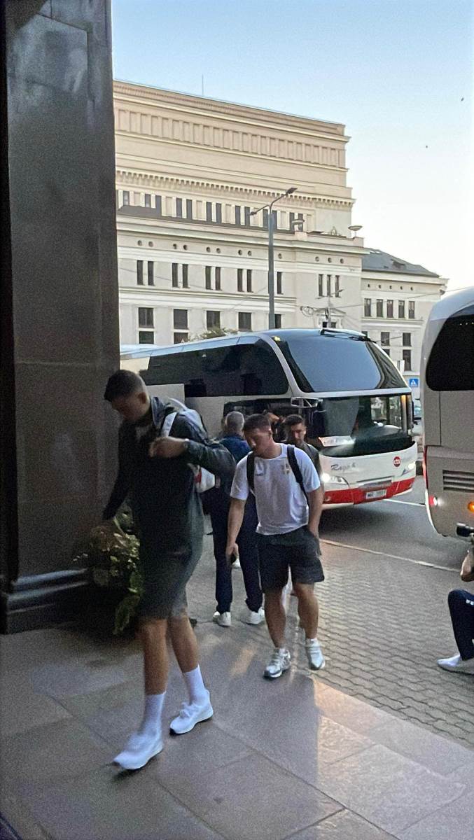 Fudbaleri Srbije stigli u Rigu (2).jpg