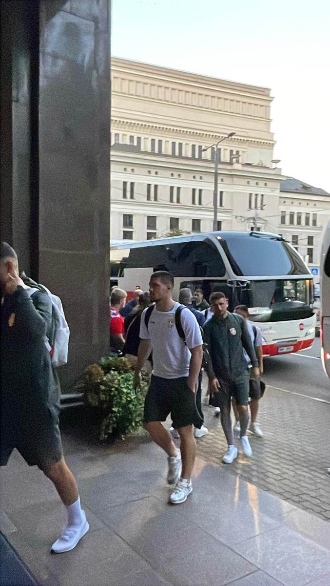 Fudbaleri Srbije stigli u Rigu (3).jpg