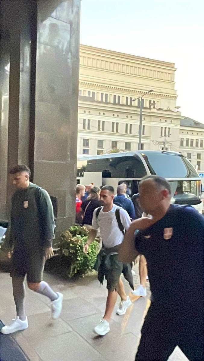 Fudbaleri Srbije stigli u Rigu (6).jpg