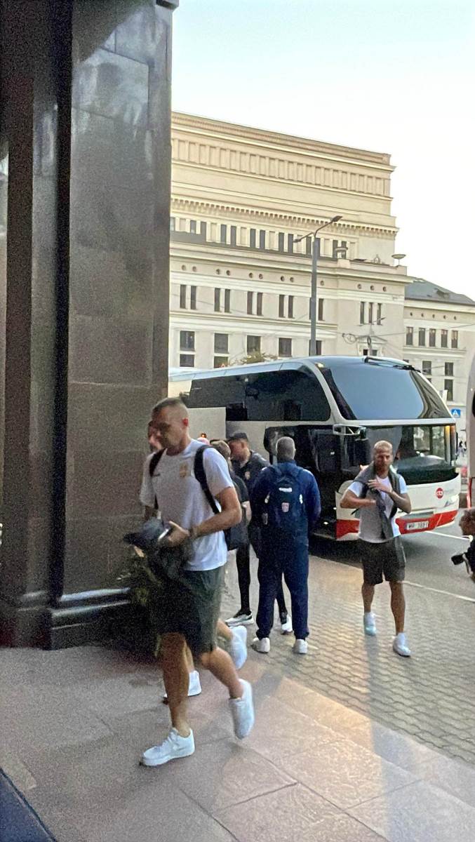 Fudbaleri Srbije stigli u Rigu (7).jpg