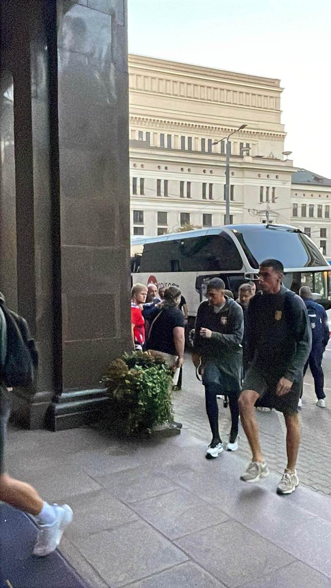 Fudbaleri Srbije stigli u Rigu (8).jpg