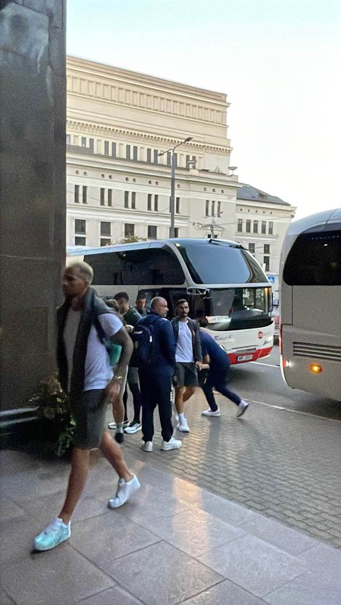 Fudbaleri Srbije stigli u Rigu (9).jpg