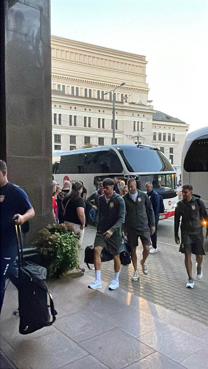 Fudbaleri Srbije stigli u Rigu (10).jpg