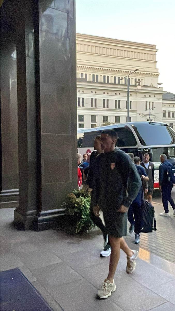 Fudbaleri Srbije stigli u Rigu (11).jpg