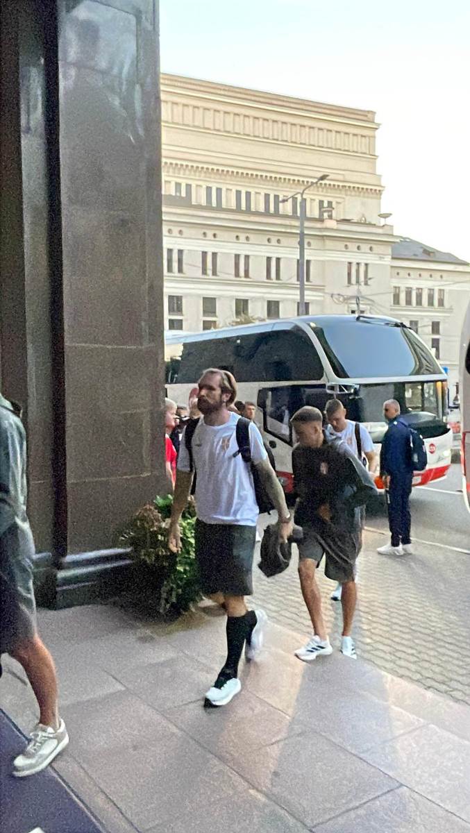 Fudbaleri Srbije stigli u Rigu (12).jpg