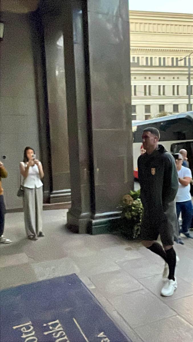 Fudbaleri Srbije stigli u Rigu (13).jpg