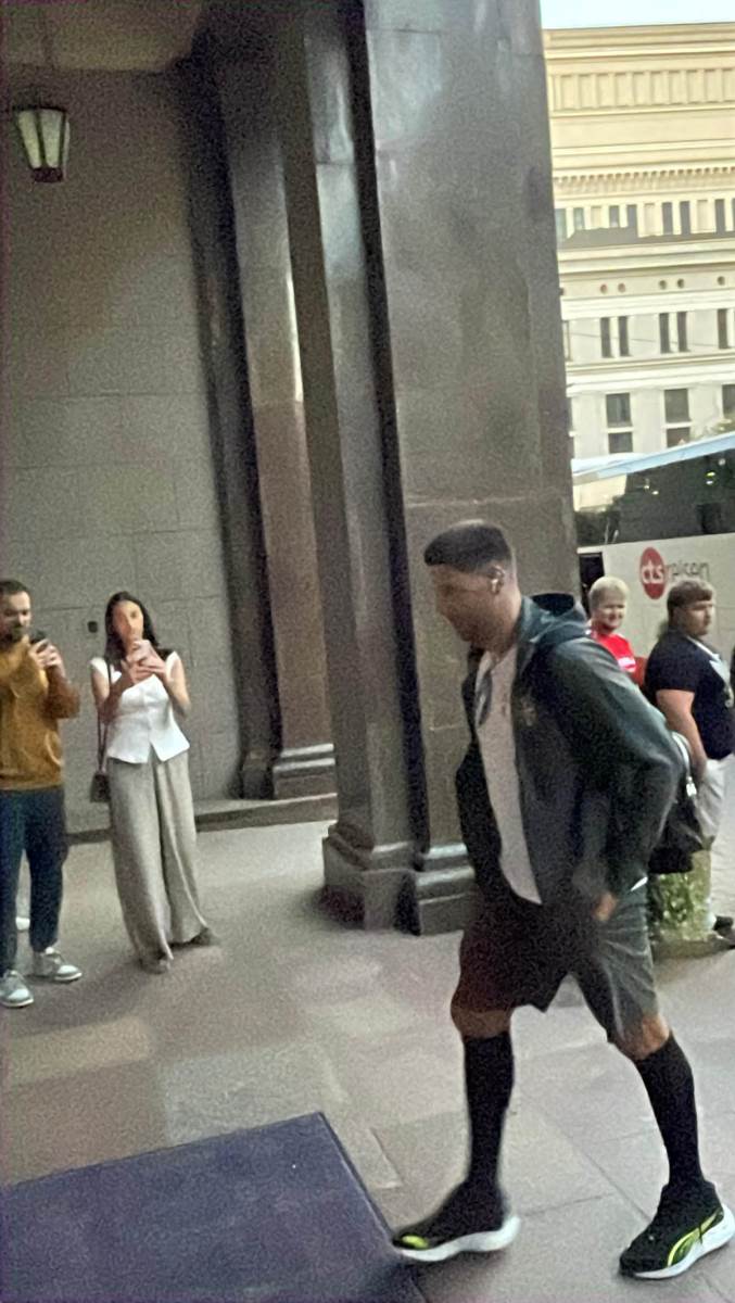 Fudbaleri Srbije stigli u Rigu (16).jpg