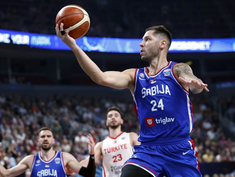 Reprezentativac Srbije Stefan Jović postiže poene protiv Turske na Eurobasketu.