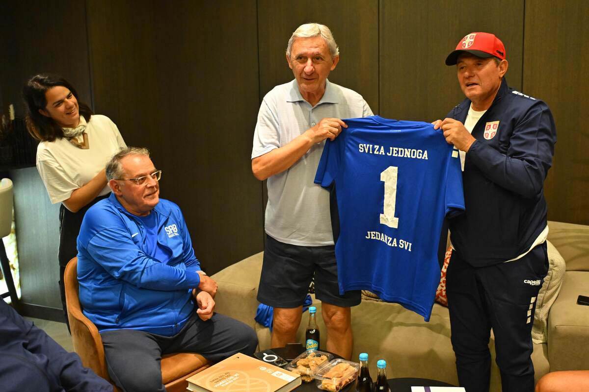 Svetislav Pešić Dragan Stojković Piksi 4.jpg