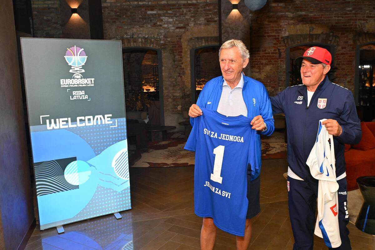 Svetislav Pešić Dragan Stojković Piksi 7.jpg