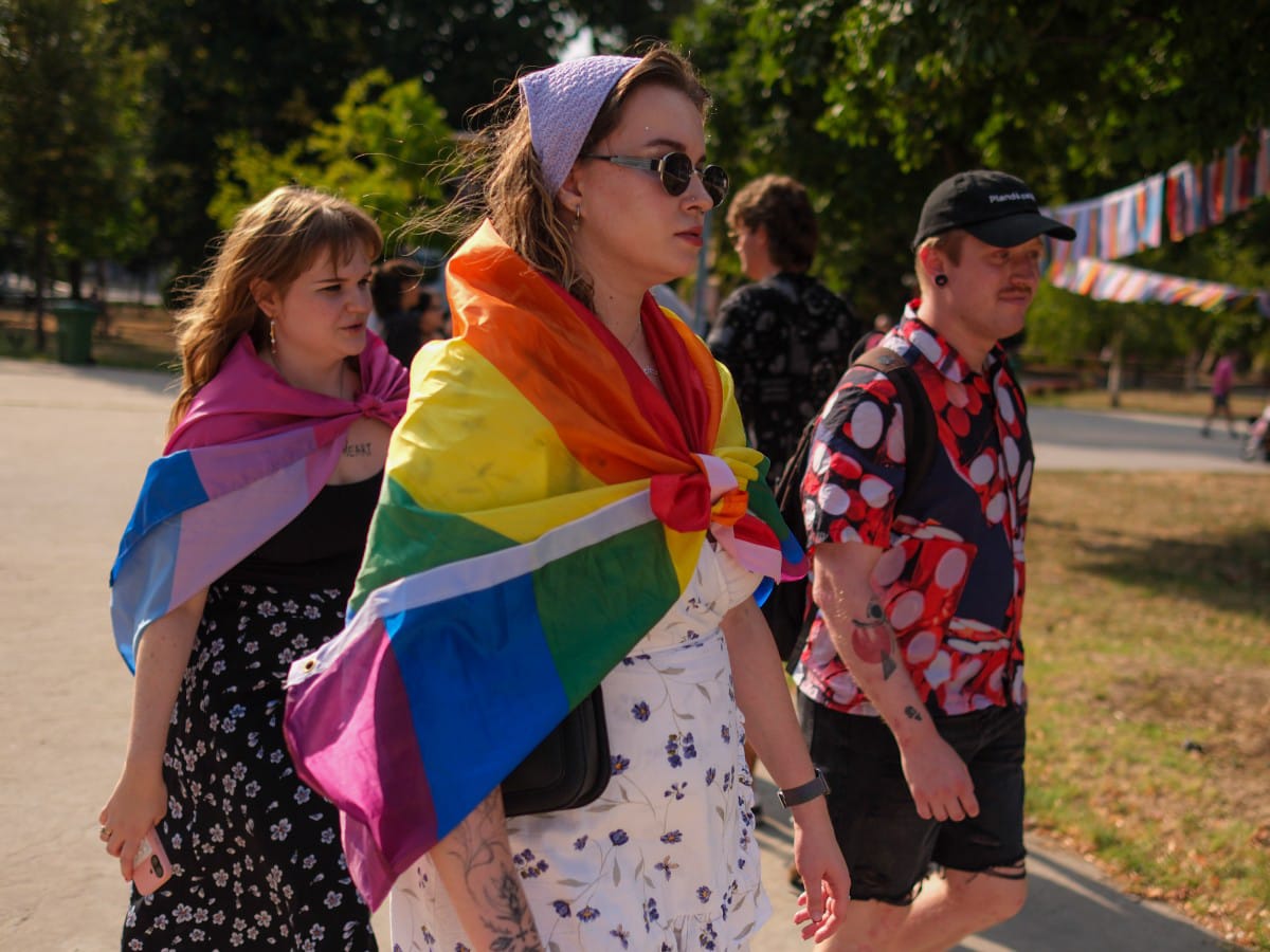 Parada ponosa 2025 - park Manjez okupljanje pred pocetak setnje (2).jpeg