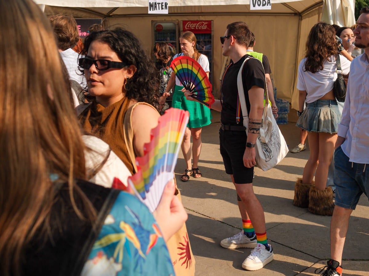 Parada ponosa 2025 - park Manjez okupljanje pred pocetak setnje (9).jpeg