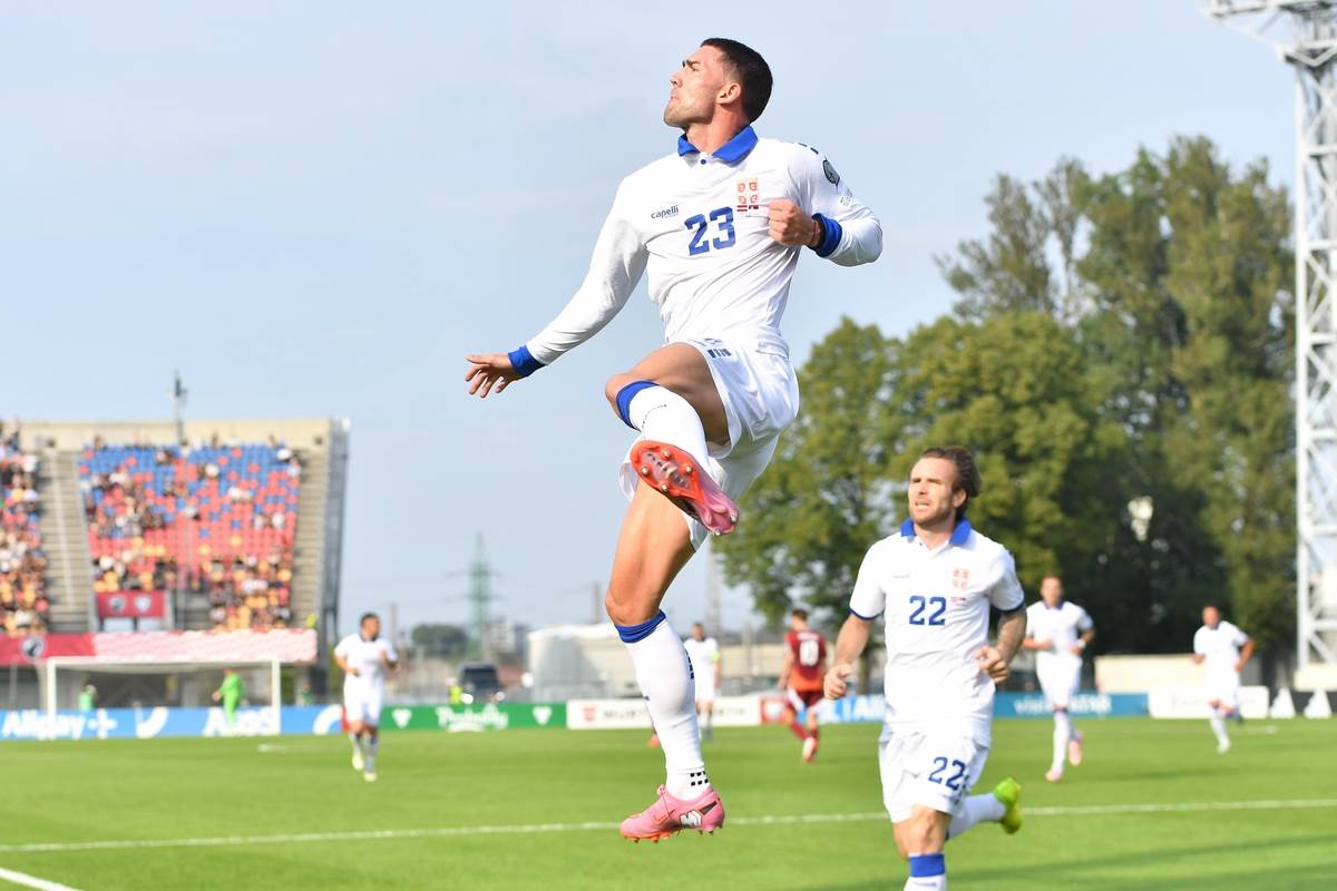 Dušan Vlahović slavi gol protiv Litvanije u Rigi