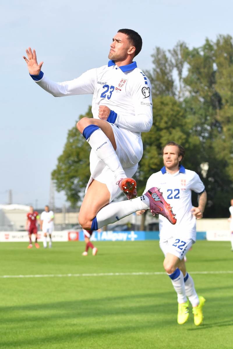 Dušan Vlahović proslavlja gol Srbije u Rigi