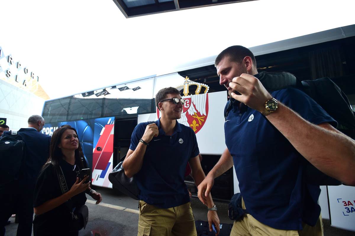 Nikola Jokić i Bogdan Bogdanović na aerodromu