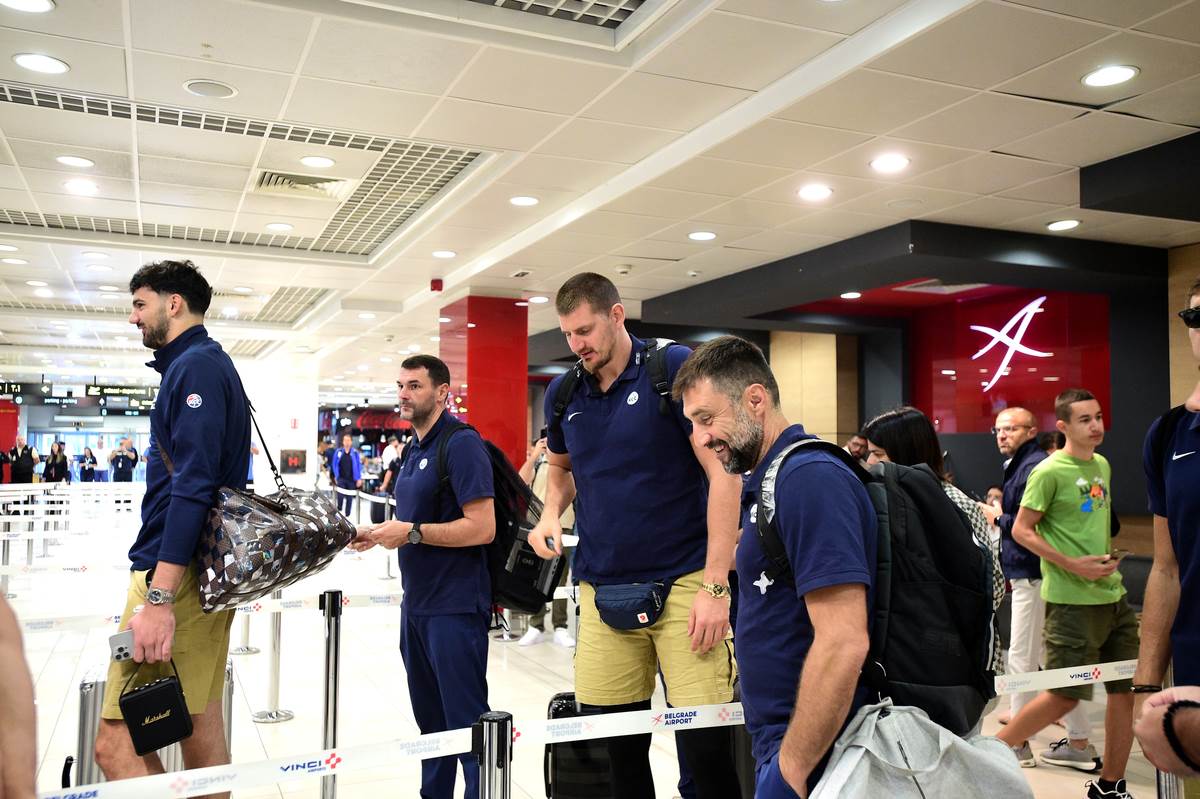 Nikola Jokić i Ognjen Stojaković na aerodromu u Beogradu