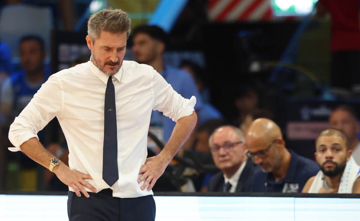 Đanmarko Poceko se drži za struk na utakmici Italija Grčka na Eurobasketu