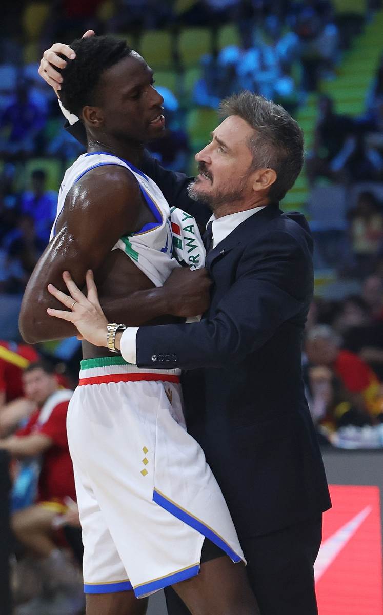 Đanmarko Poceko grli Salijua Nijanga na Eurobasketu