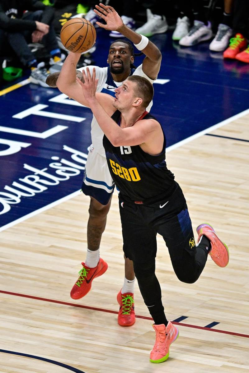 Nikola Jokić i Naz Rid u duelu na utakmici Denver Minesota