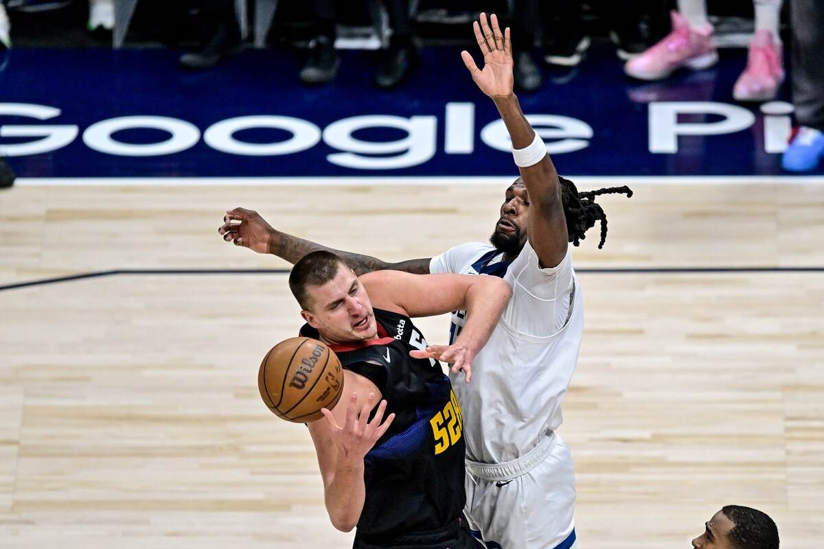 Nikola Jokić i Naz Rid u borbi za loptu na Denver Minesota
